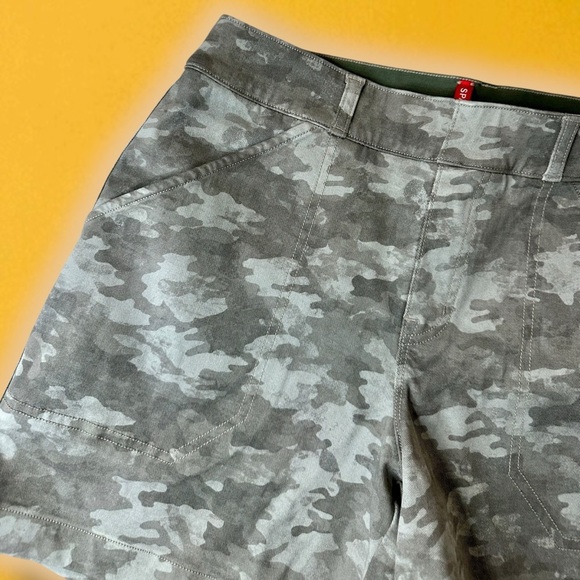 Spanx ‘Stretch Twill Pull-On Shorts’ in “Stone Wash Camo” Size Medium - Picture 7 of 15